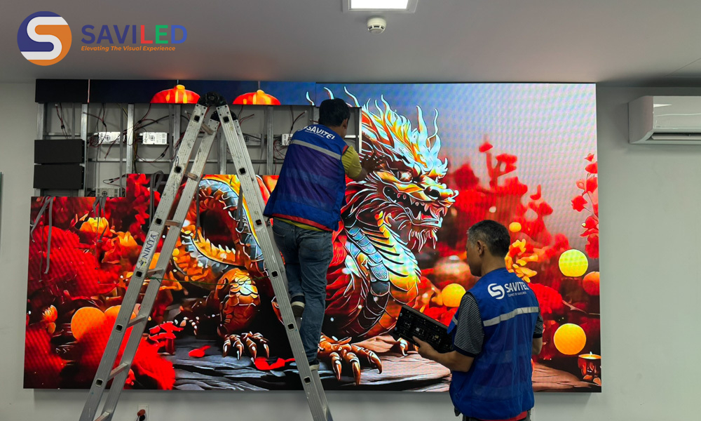 Bộ điều khiển LED đang được nhân viên SAVILED kiểm tra