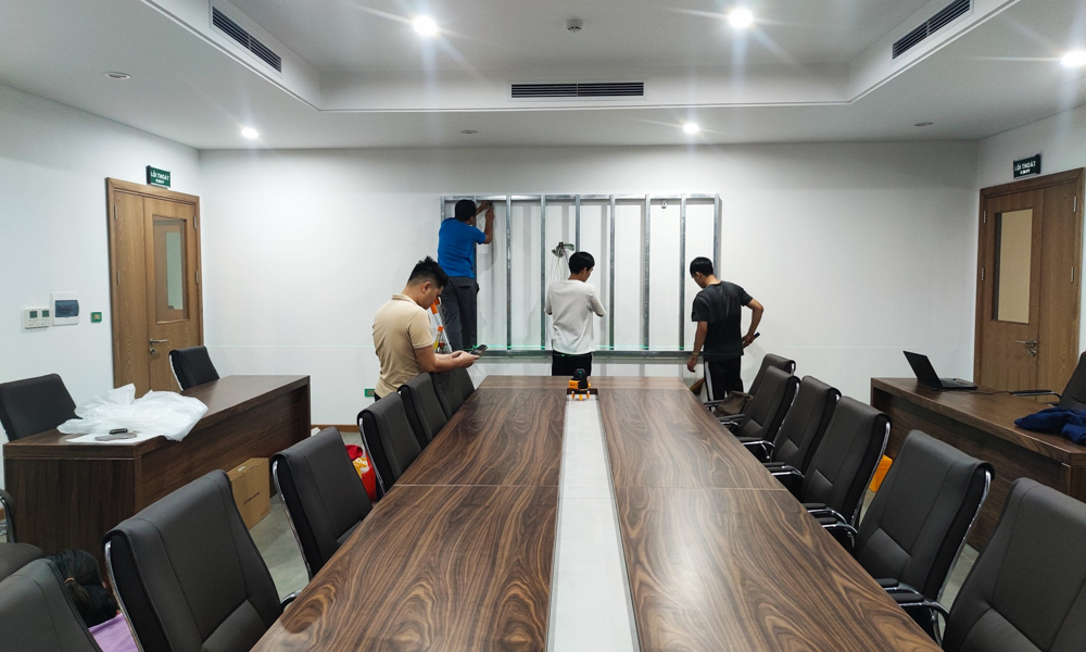 Màn hình LED trong phòng họp được SAVILED sửa chữa, lắp đặt lại