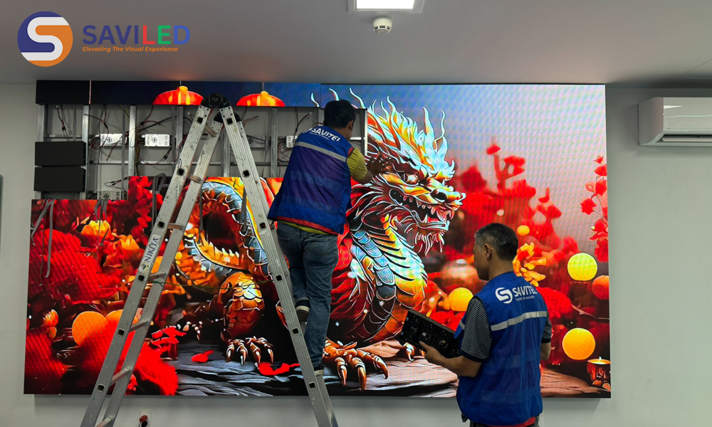 Màn hình LED P4 được nhân viên SAVILED lắp đặt, cho thuê