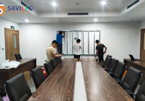 Màn hình LED 100, 200, 300 inch được nhân viên SAVILED lắp đặt
