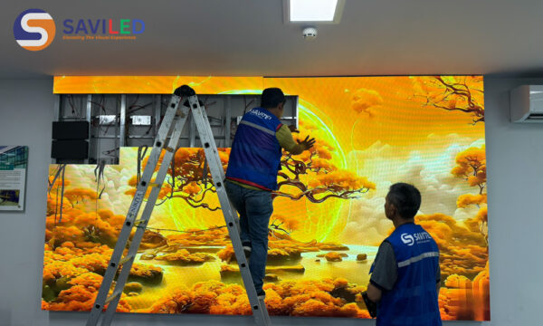 Màn hình LED 150 inch trong nhà do nhân viên SAVILED lắp đặt