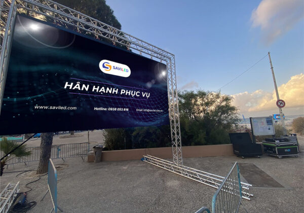 SAVILED lắp đặt màn hình LED P2.5 ngoài trời cho sân khấu sự kiện