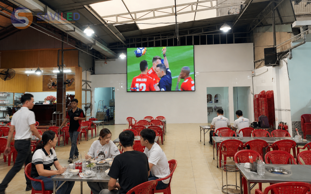 Màn hình LED xem bóng đá tại quán ăn