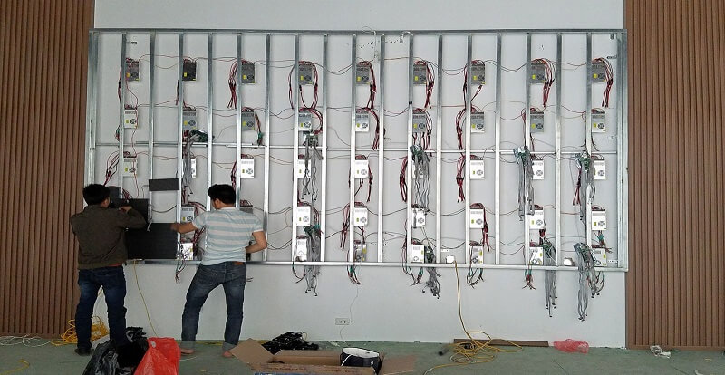 Đội ngũ SAVILED chuẩn bị trước khi lắp đặt màn hình LED