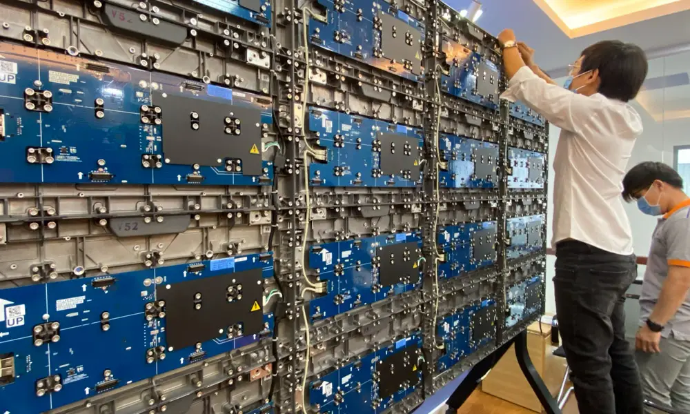 Đội ngũ kỹ thuât viên tại SAVILED đang lắp đặt màn hình LED tại Hải Dương