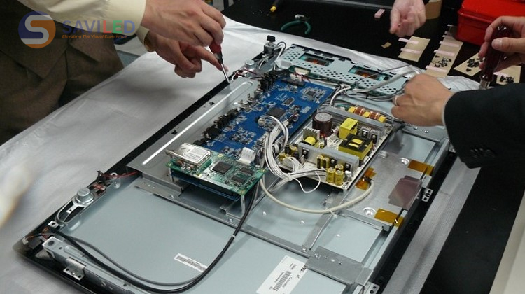 Nhân viên kiểm tra PCBA của tivi Nhân viên kiểm tra PCBA của tivi