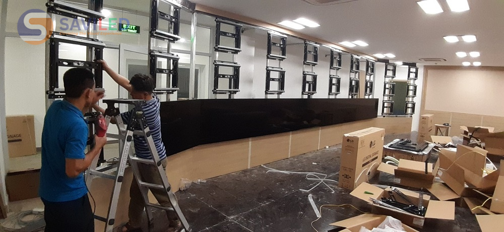 Đội ngũ nhân viên SAVILED đang tiến hành lắp đặt màn hình ghép
