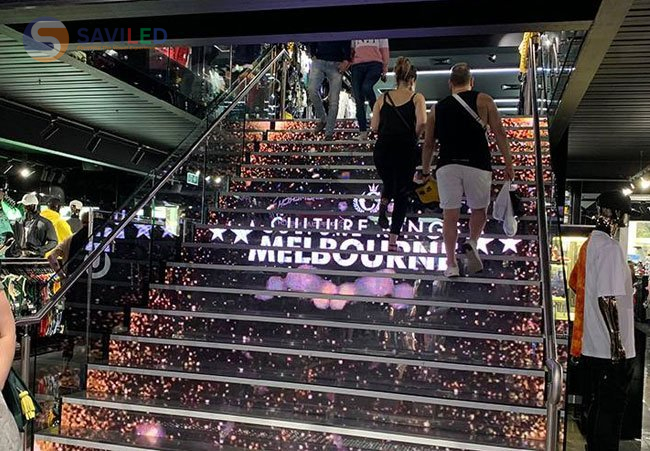 Màn hình LED bậc thang hiển thị nội dung động giúp thu hút khách hàng