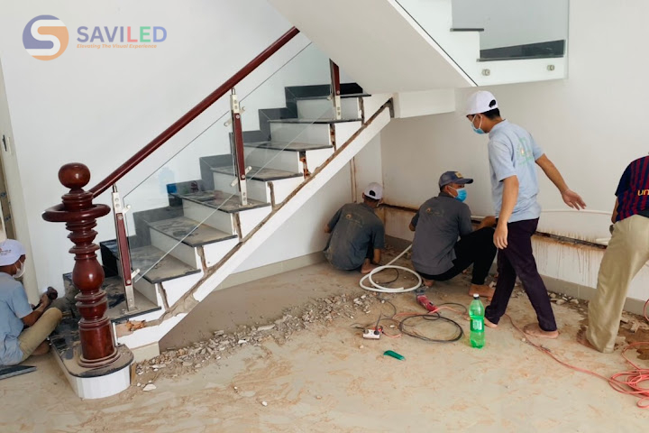 Đội ngũ SAVILED thi công màn hình LED bậc thang