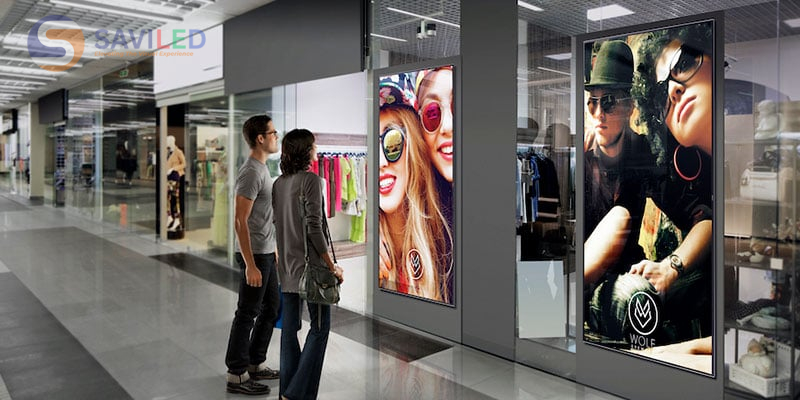 Màn hình LED quảng cáo bên ngoài shop quần áo do SAVILED lắp đặt