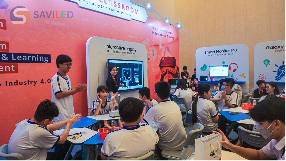 Màn hình tương tác trong triển lãm công nghệ do SAVILED cung cấp