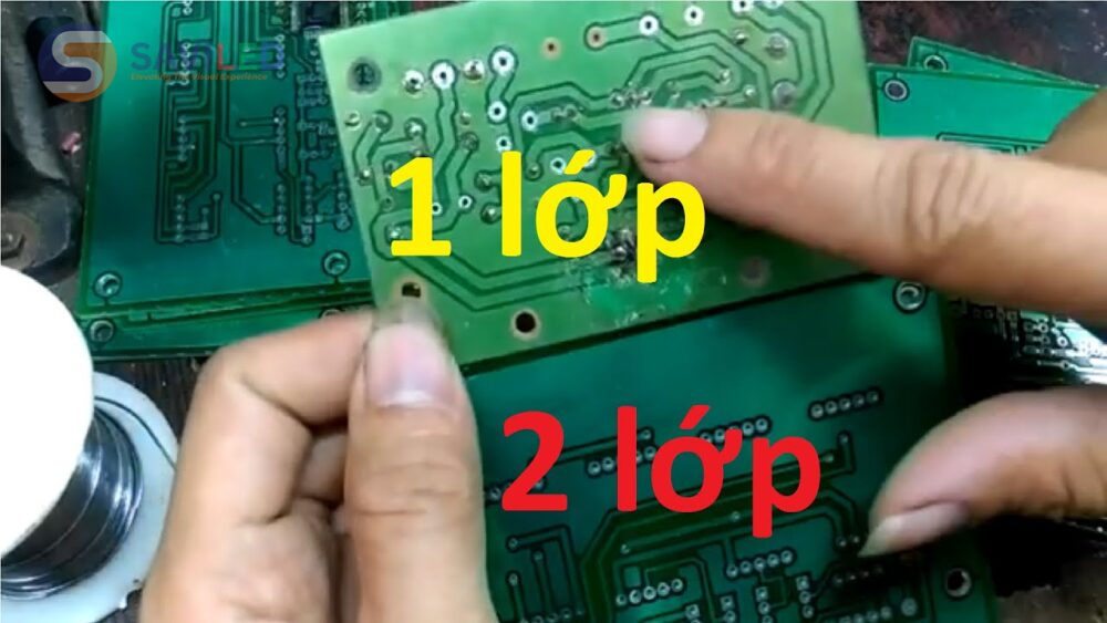 Mạch PCB 1 lớp lắp đặt linh kiện chỉ trên 1 mặt, đơn giản hơn mạch PCB 2 lớp Mạch PCB 1 lớp lắp đặt linh kiện chỉ trên 1 mặt, đơn giản hơn mạch PCB 2 lớp
